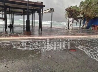 Χτύπησε σφοδρά η Κακοκαιρία «Erminio»: Ανεμοστρόβιλος σάρωσε πόλη – Αναποδογύρισε νταλίκα, ξερίζωσε δένδρα