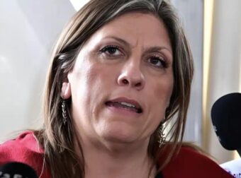 Χαμός στη δίκη των Τεμπών: Η Ζωή Κωνσταντοπούλου άρχισε να βιντεοσκοπεί αστυνομικούς