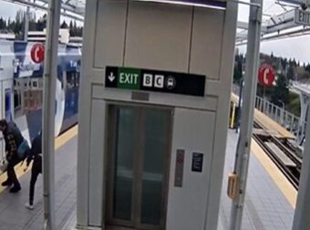 Τρόμος στις ράγες: Η στιγμή που κουκουλοφόρος σπρώχνει επιβάτη στις γραμμές ενώ περνάει το τρένο στο Σιάτλ