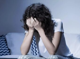 Γιατί ξυπνάτε μέσα στη νύχτα και πώς να το διορθώσετε