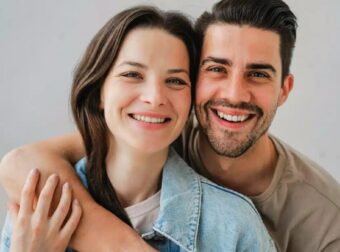 7 πράγματα που κάνει ένας άντρας στο κρεβάτι μόνο όταν αγαπάει μια γυναίκα