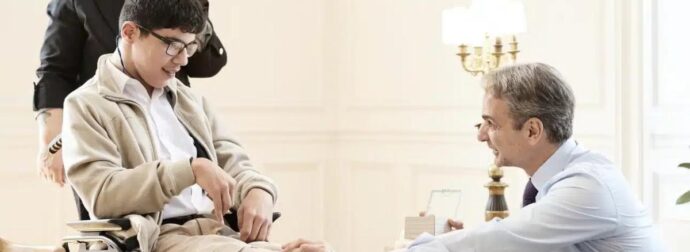 Ο Μητσοτάκης υποδέχθηκε μαθητή Ειδικού Σχολείου που του είχε στείλει επιστολή: «Με συγκίνησε»