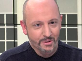 ΠΕΘΑΝΕ Ο ΓΙΑΝΝΗΣ ΜΠΡΟΥΖΟΣ – ΕΙΧΕ ΣΥΓΚΛΟΝΙΣΕΙ ΜΕ ΤΟ ΒΙΒΛΙΟ ΓΙΑ ΤΟΝ ΓΙΟ ΤΟΥ