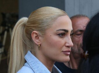 «Ζήτησα να τον διώξουν!»: Η Τούνη βρήκε τυχαία σε μαγαζί τον έναν από τους δυο ένοχους για το βίντεο, τον τράβηξε βίντεο και τον έδειξε στο πανελλήνιο