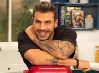 Πετρετζίκης: Έτσι θα βάψεις τέλεια κόκκινα αυγά, χωρίς «νερά», που δεν ξεβάφουν και χωρίς να σπάσει ούτε 1 – Πόσων ημερών πρέπει να ‘ναι