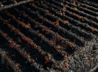 Η γιαγιά μου μού έμαθε αυτό το κóλπο για να ξεφορτωθώ τα υπολείμματα  βρωμιάς από την ψησταριά σε 4 λεπτά χωρίς προσπάθεια