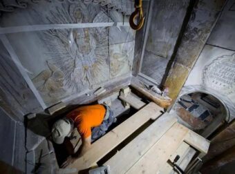 Ανατριχίλα! Η στιγμή που ανοίγουν τον τάφο του Ιησού Χριστού