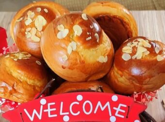 Συνταγή για τα τσουρέκια της Γκόλφως-Τα τσουρέκια από την Γκόλφω, είναι αφράτα, με ίνες, παραδοσιακά πασχαλινά τσουρέκια , σαν της γιαγιάς μοσχομυριστά