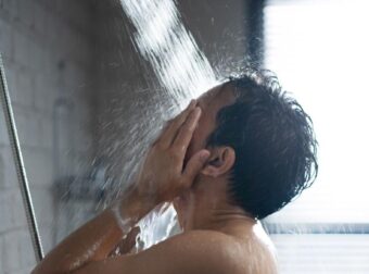 Άνδρας υπέστη εγκεφαλικό μετά από μπάνιο μετά το φαγητό: 3 πράγματα που δεν πρέπει ποτέ να κάνετε