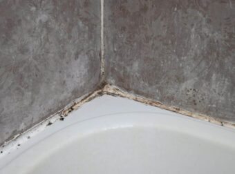 Μούχλα στη σιλικόνη της μπανιέρας; – Τι να κάνεις για να δείχνει σαν καινούργια