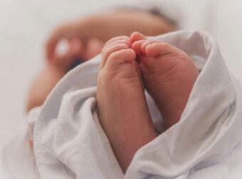 ΕΚΤΑΚΤΗ ΕΙΔΗΣΗ ΣΟΚΑΡΕΙ ΤΗΝ ΕΛΛΑΔΑ: ΕΞΑΦΑΝΙΣΤΗΚΕ ΒΡΕΦΟΣ 4 ΜΗΝΩΝ ΑΠΟ ΤΟ ΝΟΣΟΚΟΜΕΙΟ ΚΑΙ ΕΠΕΣΤΡΕΨΕ ΣΕ ΚΡΙΣΙΜΗ ΚΑΤΑΣΤΑΣΗ