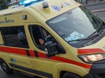 ΤΡΑΓΩΔΙΑ ΣΤΑ ΤΡΙΚΑΛΑ: ΠΕΘΑΝΕ 22ΧΡΟΝΗ ΜΠΡΟΣΤΑ ΣΤΑ ΜΑΤΙΑ ΤΩΝ ΓΟΝΙΩΝ ΤΗΣ