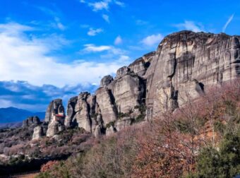 Τραγωδία στα Μετέωρα: Καταγράφηκε σε βίντεο η πτώση 65χρονης – Σε εξέλιξη η επιχείρηση ανάσυρσης