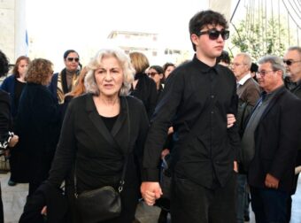 ΘΕΑΝΩ ΦΩΤΙΟΥ: ΡΑΚΟΣ Η ΠΡΩΗΝ ΥΠΟΥΡΓΟΣ ΣΤΗΝ ΚΗΔΕΙΑ ΤΟΥ ΓΙΟΥ ΤΗΣ – ΤΡΑΓΙΚΗ ΦΙΓΟΥΡΑ Ο ΑΝΗΛΙΚΟΣ ΓΙΟΣ ΤΟΥ