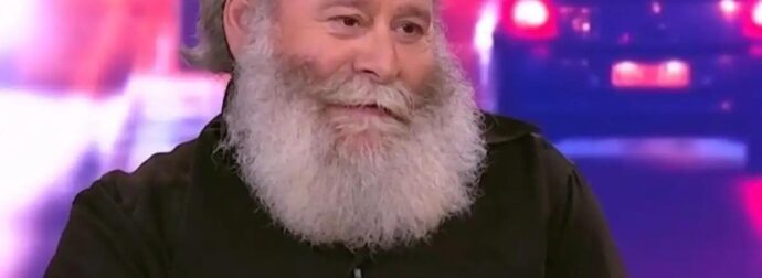 Κωστής Σαββιδάκης: «Με σταύρωσε ο παπάς και κόλλησε ο σταυρός στην πλάτη, ο παππάς μου είπε να πάω για εξετάσεις, έκανα και σε 3 ημέρες…»