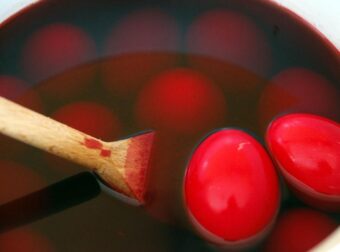 Γιατί βάφουμε τα αυγά σήμερα, Μεγάλη Πέμπτη και γιατί πρέπει να τα κάνουμε μόνο κόκκινα – Τι συμβολίζει το έθιμο