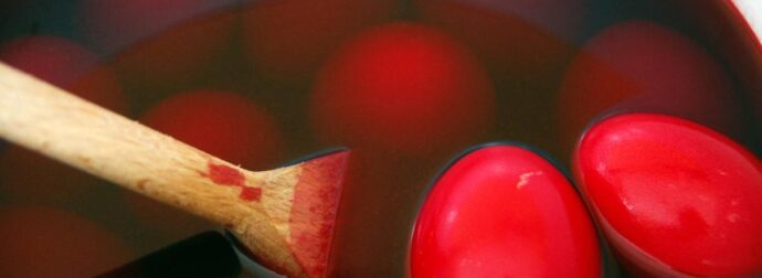 Γιατί βάφουμε τα αυγά σήμερα, Μεγάλη Πέμπτη και γιατί πρέπει να τα κάνουμε μόνο κόκκινα – Τι συμβολίζει το έθιμο