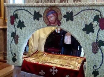 Γιατί περνάμε κάτω από τον επιτάφιο τη Μεγάλη Παρασκευή;