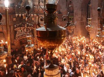 Αυτός είναι ο Έλληνας πολιτικός που θα φέρει το Άγιο Φως από τον Πανάγιο Τάφο – Η κίνηση που θα συζητηθεί!