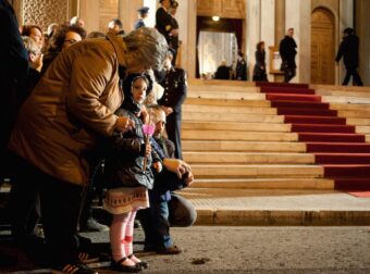 Μεγάλη Παρασκευή: Γιατί σήμερα πρέπει να «κρύψεις» τα αυγά που έβαψες χθες και τι πρέπει να κάνεις την λαμπάδα του Επιταφίου; Μην την πετάξεις!