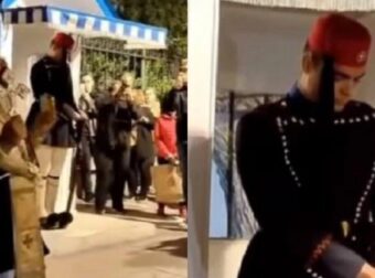 Ρίγη συγκίνησης: Η στιγμή που ο Εύζωνας σκύβει το κεφάλι κατά την περιφορά του Επιταφίου