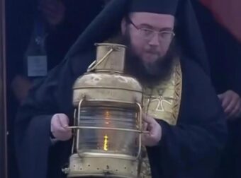 Έφτασε στην Αθήνα το Άγιο Φως – Με τιμές αρχηγού κράτους η υποδοχή στο «Ελ. Βενιζέλος» (βίντεο)