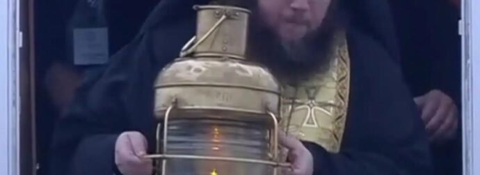 Έφτασε στην Αθήνα το Άγιο Φως – Με τιμές αρχηγού κράτους η υποδοχή στο «Ελ. Βενιζέλος» (βίντεο)