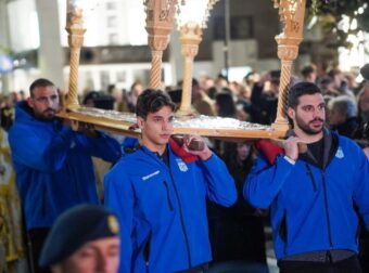 Αλεξανδρούπολη: Οι αθλητές της Εθνικής πόλο ανδρών κουβάλησαν τον Επιτάφιο