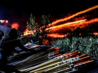 Ρουκετοπόλεμος στη Χίο: Εντυπωσιακές εικόνες από την Ανάσταση με χιλιάδες ρουκέτες