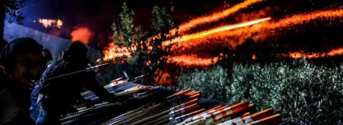 Ρουκετοπόλεμος στη Χίο: Εντυπωσιακές εικόνες από την Ανάσταση με χιλιάδες ρουκέτες