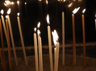 AYTOΣ ΕΙΝΑΙ Ο ΠΑΠΑΣ ΣΤΗΝ ΕΥΒΟΙΑ ΠΟΥ ΔΙΕΚΟΨΕ ΤΟ ΧΡΙΣΤΟΣ ΑΝΕΣΤΗ: “ΧΑΣΟΥ ΑΠΟ ΜΠΡΟΣΤΑ ΜΟΥ”