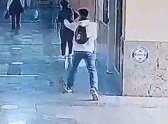 Βίντεο από τη στιγμή που o ένοπλος πρώην μαθητής εισβάλλει με τουφέκι σε σχολείο και πυροβολεί αδιακρίτως στην Τουρκία (video)