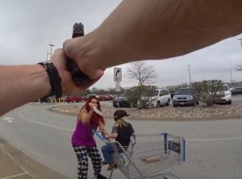 Φρίκη: Γυναίκα άρπαξε μικρό παιδί από σούπερ μάρκετ – Όταν τη σταμάτησαν αστυνομικοί άρχισε να το μαχαιρώνει (video)