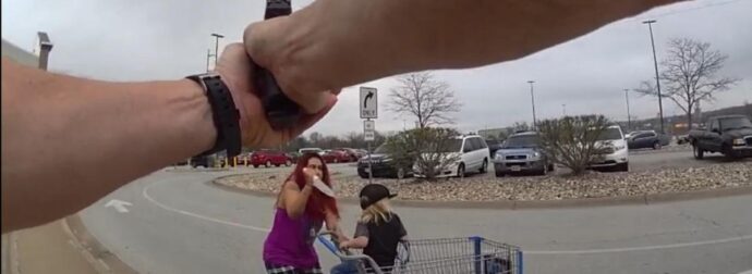 Φρίκη: Γυναίκα άρπαξε μικρό παιδί από σούπερ μάρκετ – Όταν τη σταμάτησαν αστυνομικοί άρχισε να το μαχαιρώνει (video)