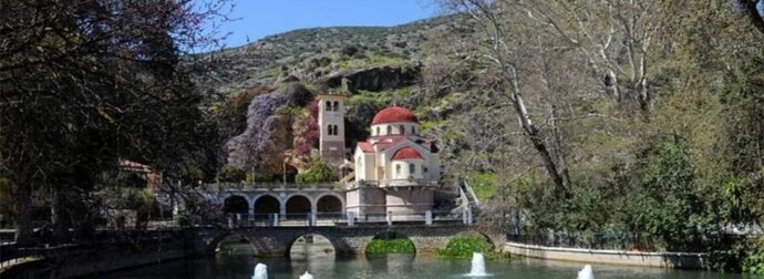 Ελληνικός ναóς είναι χτισμένος πάνω σε σπηλιά και από κάτω του τρέχουν νερά από πηγές
