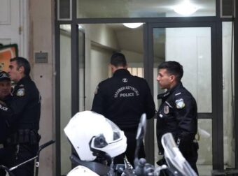 Νεκρή γυναίκα που έπεσε από μπαλκόνι Airbnb – Ανατριχιάζει αυτό άκουσαν οι γείτονες – Προσήχθη ένας ύποπτος