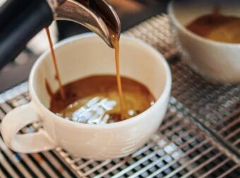 Οι γιατροί αποκαλύπτουν τι προκαλεί η η κατανάλωση καφέ κάθε πρωί