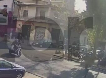 Βίντεο ντοκουμέντο: Η στιγμή που μοτοσικλετιστής παρασέρνει και εγκαταλείπει 16χρονη στη Λιοσίων – Σκληρές εικόνες