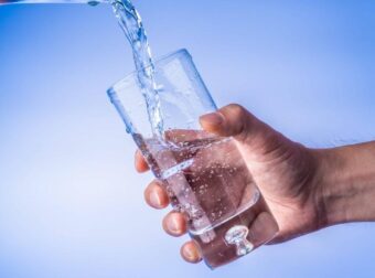 7 πράγματα που θα συμβούν στο σώμα σου αν πίνεις 4 λίτρα νερό την ημέρα