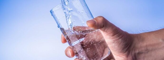 7 πράγματα που θα συμβούν αν πίνεις 4 λίτρα νερό την ημέρα