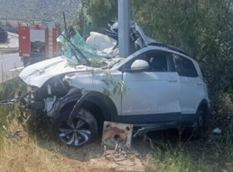 Φρικτό τροχαίο στην Εθνική Οδό: ΙΧ καρφώθηκε σε κολώνα – Σκοτώθηκε η οδηγός