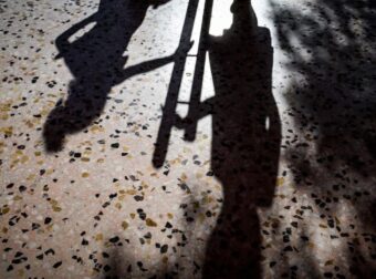 ΕΚΤΑΚΤΟ: Μαθήτρια έπεσε στο κενό από γυμνάσιο των Αθηνών – Οι πρώτες πληροφορίες