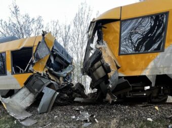 ΣΥΓΚΡΟΥΣΗ ΔΥΟ ΤΡΕΝΩΝ: ΑΠΙΣΤΕΥΤΗ ΤΡΑΓΩΔΙΑ ΠΡΩΙ ΠΡΩΙ ΣΤΗ ΔΑΝΙΑ