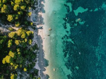 Αυτές είναι οι 251 «απάτητες παραλίες» για το 2026 – Πού απαγορεύονται ομπρέλες και ξαπλώστρες