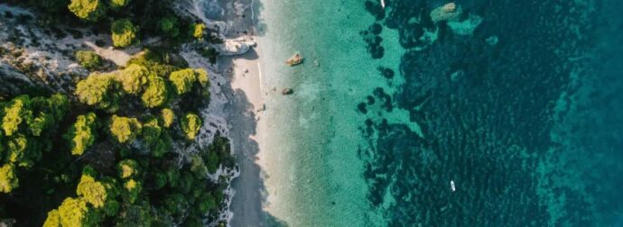 Αυτές είναι οι 251 «απάτητες παραλίες» για το 2026 – Πού απαγορεύονται ομπρέλες και ξαπλώστρες