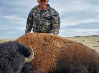 Εκατομμυριούχος κυνηγός ποδοπατήθηκε από 5 ελέφαντες σε σαφάρι στην Αφρική