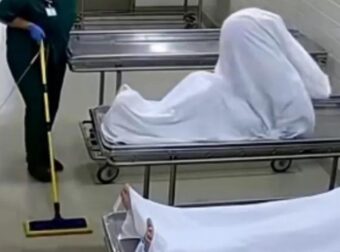 Γιατί οι νεκροί κινούνται μετά τον θάνατό τους; Μπορούν μέχρι και να σηκωθούν όρθιοι