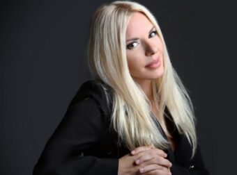 Η Αννίτα Πάνια κλείνει τα 56: Ο πασίγνωστος άντρας που κρύβει, το διαζύγιο και ο  κούκλος 18χρονος γιος