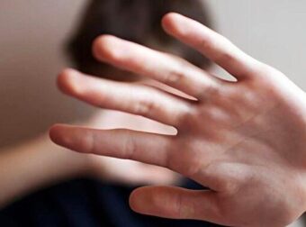 Εκτός ελέγχου καθηγητής σε γυμνάσιο στην Αμερική: Άρπαξε μαθητή από την μπλούζα και τον πέταξε στο θρανίο γιατί τον αποκάλεσε «μπρο»