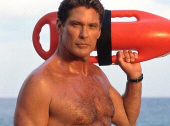 Έχει μείνει μισός, μετακινείται με ΠΙ, μοιάζει… 90χρονος: Θυμάστε τον άλλοτε γόη του Baywatch, Ντέιβιντ Χάσελχοφ; Θα πάθετε σοκ μόλις δείτε πως είναι σήμερα